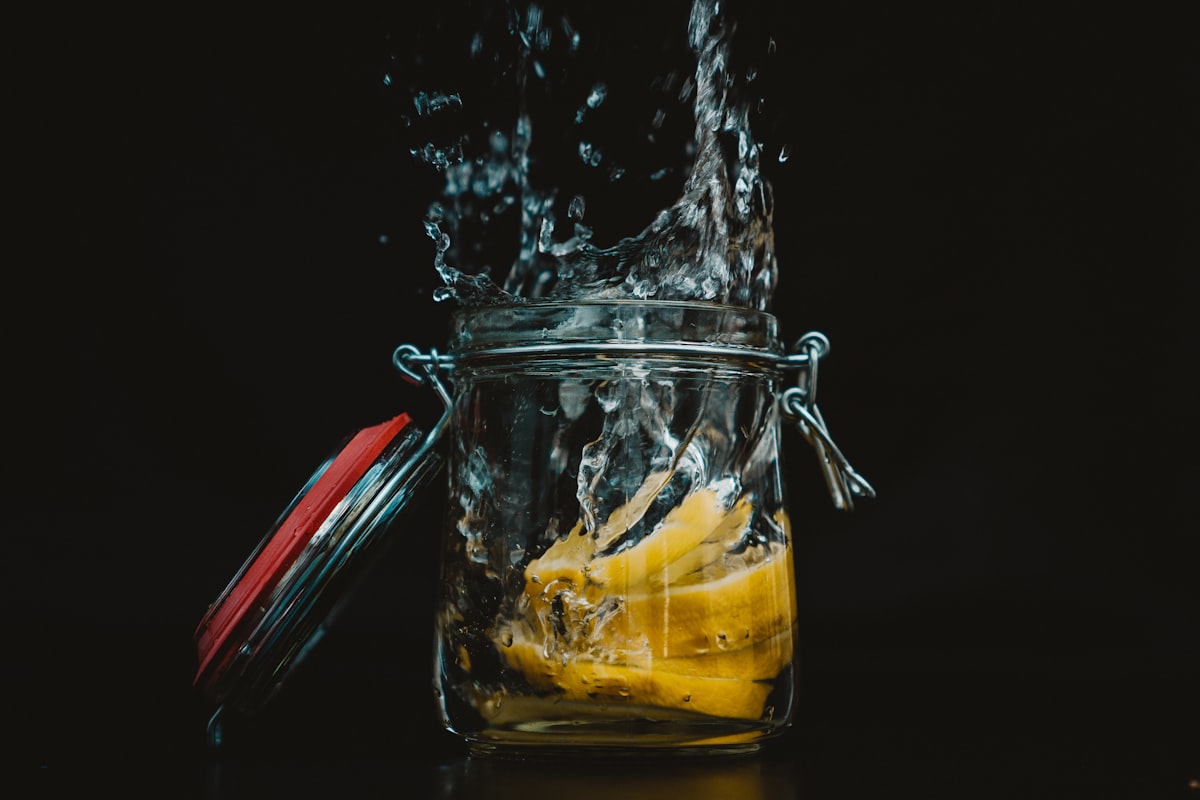 Preparación de té con miel y especias